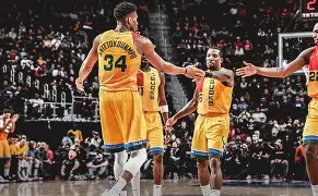 今晨密尔沃基雄鹿备战欧超杯拜仁慕尼黑清晨更衣室发声之后，菲尼克斯太阳今晚强势反弹的简单介绍